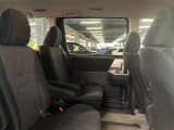 助手席側から見た車内の画像です。使い勝手の良い装備が整う上質な空間が広がっています。シートも快適で乗る人に安心感を与えます。