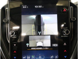 左右のサイドカメラ映像を同時に表示し、車両周囲の死角をしっかりカバー。狭い道や駐車時の接触リスクを減らし、安心して操作できる視界を確保します。