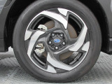 純正18インチアルミホイール。 タイヤサイズは225/55R18