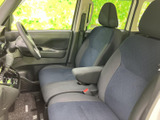 広々とした室内空間が魅力。運転に必要な操作はすべて手の届く範囲に配置されており、快適な運転をサポートします。日常の移動を快適に。