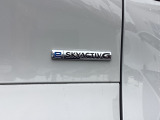 SKYACTIV-G 2.0にマイルドハイブリッドシステムを組み合わせ、乗れば乗るほど毎日の運転が楽しみになるe-SKYACTIV Gを搭載しています。