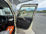 運転席ドア内側です。ドリンクホルダー付きです!