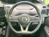 インテリアに合わせたデザインのステアリングは、運転される方のことも考え、運転しやすい形状、大きさです。是非一度、実際に触ってお確かめください。