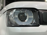 LEDヘッドライトは、点灯の瞬間から最大光量を発揮し、突然暗くなるトンネルなどでの安定感を高めます。
