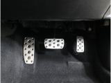 アルミの輝きが映えるスポーツペダルを採用し、運転の楽しさと情熱を掻き立てます。室内には洗練された上質感が生まれ、スポーティな雰囲気を高めています。