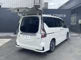 バックドアは2段階に開く事が出来て狭いところでの荷物の出し入れがとても楽になりました