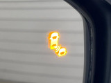【ブラインドスポットインフォメーション】走行中、ドアミラーの死角になりやすい箇所に後続車が接近するとサイドミラー付近に警告を表示、ドライバーに注意喚起をしてくれます。