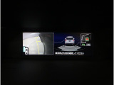 後退時には、リヤの4つのセンサーが障害物を検知し、必要に応じてブレーキが作動するよう設計されています。サイドビュー映像も表示され、周囲を確認しやすく、見えにくいガレージへの車庫入れも安心です。