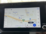 高精細な地図画面で、目的地へのナビゲーションをサポートします。分かりやすい表示で、運転中でもスムーズな操作が可能です。周辺施設情報も充実しています。
