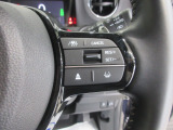 ハンドル右側はクルーズコントロールのスイッチを装備しています。運転中の操作も安心して行えます。