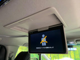 【後席モニター】家族や友人とお出かけする機会が多い方に大人気の後席モニターを装備!見やすい位置に画面がありテレビやDVDの視聴も快適!友達もお子様も、後席にしか乗らなくなるかも??