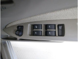 運転席ドアに主要な操作スイッチを配置し、手元で扱いやすいレイアウトとしています。窓やミラーの操作をまとめて行える装備です。