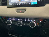 オートエアコンは左右席で独立温度コントロールが可能です。シートヒーター付きで、冷えた車内でもスイッチを押せば数秒で座面と背もたれがあたたかくなります。