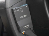 ◆ETC2.0装着◆進化したドライブ体験。料金収受システムだけだったETCが生まれ変わって、高速道路を賢く使うETC2.0に進化しました。多彩な情報サービスが便利で快適なドライブ体験を提供します。