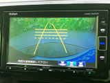 後方の状況をクリアに映し出し、安全な駐車をサポート。狭い場所でも、落ち着いて操作できます。