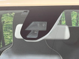 【スマートブレーキサポート】走行中に前方の車両等を認識し、衝突しそうな時は警報とブレーキで衝突回避と被害軽減をアシスト。より安全にドライブをお楽しみいただけます。