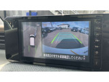 アラウンドビューモニターです。4つのカメラからの映像を合成・処理することで空から見下ろすような視点で周囲を確認でき、駐車時のクルマの位置確認がスムーズになります。