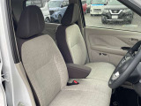 運転席と助手席はウォークスルーで移動できます。