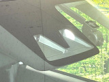 【スマートアシスト】走行中に前方の車両等を認識し、衝突しそうな時は警報とブレーキで衝突回避と被害軽減をアシスト。より安全にドライブをお楽しみいただけます。