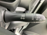 操作しやすいウインカーレバーは、スムーズな車線変更をサポート。オートリターン機能も搭載で、安全運転を支援します。日常の運転をより快適にします。