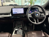 コックピットは、BMWらしくセンター・コンソールがドライバーに向けて傾けられた設計になっています。