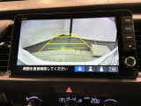 リバースギアに入れるだけで後方の表示へ切り替わります。夜間や雨の日の駐車も楽になりますよ。