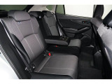 リアシートのセンターアムレストには2つのカップフォルダーつきで、車内全員がゆったりお過ごしいただけます!!