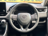 インテリアに合わせたデザインのステアリングは、運転される方のことも考え、運転しやすい形状、大きさです。是非一度、実際に触ってお確かめください。
