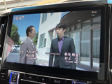 停車時にテレビや映像を楽しめるTV画面。休憩時間などにリラックスできます。様々なコンテンツを楽しんでください。(走行中の視聴はご遠慮ください)。