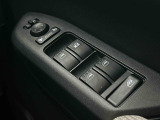運転席ドアのウインドウ操作スイッチです。すべてのウインドウの開閉操作が可能です。また、ドアミラーはオート開閉なので、ドアロックで自動で閉じ、エンジンスタートで自動で開きます。