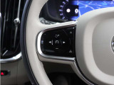 前方車を自動追従するアダプティブクルーズコントロールに加え、ステアリング操舵も行う進化型クルーズ『パイロットアシスト』を搭載。車体を車線内へと適正に維持しつつ先行車を忠実に追従します。