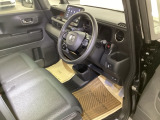 【ベンチシート】運転席と助手席の移動もスムーズ!狭い駐車場での乗り降りや、お子様の乗り降りにも便利です。座席の間にコンソールボックスやドリンクホルダーがないため、車内空間が広く感じます。