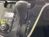 【オートエアコン】一度お好みの温度に設定すれば、車内の温度を検知し風量や温度を自動で調整。暑い&hellip;寒い&hellip;と何度もスイッチ操作をする必要はありません。快適な車内空間には必須の機能ですね♪