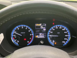 視認性の高いメーター類が、運転に必要な情報を的確に伝えます。速度や回転数、燃費など、あらゆる情報を一目で確認できる設計です。