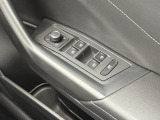 運転席ドアのパワーテールゲートスイッチで、運転席に座ったままテールゲートを開けることができます。