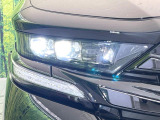 【LEDヘッドライト】悪天候や夜間走行時も良好な視界を確保し安心して運転できる高輝度LEDヘッドライトを装備!点灯速度が早く、消費電力も抑えられています。