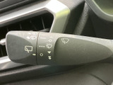 雨天時でもクリアな視界を確保できるワイパーレバー。操作も簡単で、運転中の視界を妨げません。悪天候時も安心です。