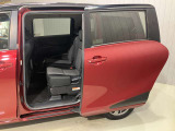 【両側オートスライドドア】子供を乗せたりするのにも隣のお車を気にせずストレスフリー★雨の日などはリモコンキーからドアの開閉ができとても便利な両側オートスライドドア★