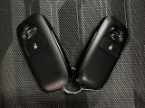 電子カードキーを携帯していれば、ドアハンドルやバックドアのリクエストスイッチを押すだけでドアの施錠・解錠が出来ます♪もちろん 遠隔操作も可能です!盗難防止のイモビライザー機能装備ですよ ☆