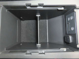 USBポートが二口ございますので、運転席と助手席それぞれのスマホや電子小物を充電可能です。