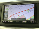 目的地設定もスムーズ。高精細な地図表示で、初めての道も安心してお出かけいただけます。運転席からの視認性も確保された設計です。