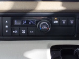 運転席からも手が届きやすく、操作しやすい空調コントロールパネル。オートエアコンなので操作の煩わしさが無くオールシーズン快適にドライブできます。快適空間で運転に集中できますね。