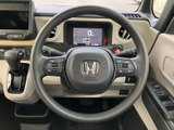 握りやすいステアリングは、運転の楽しさを高めます。操作性も考慮された設計で、快適なドライビングをサポート。手に馴染む質感も魅力です。