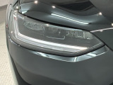 LEDヘッドライトは、点灯の瞬間から最大光量を発揮し、突然暗くなるトンネルなどでの安定感を高めます。
