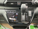 シフトノブの位置がステアリングに近く、運転しやすいインパネシフトを採用。タッチパネル式のオートエアコンを採用。視認性の高い表示部や操作音で直感的な操作が行えます!