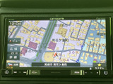 見やすい地図表示で、運転中でも安心して目的地へ向かえます。周辺情報も充実しており、お出かけの計画も立てやすいでしょう。