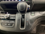 CVT車のセレクトレバーです。低速から高速まで、変速ショックのないスムーズな走りを実現するとともに、エンジン効率のよい領域を維持することで燃費にも貢献します。