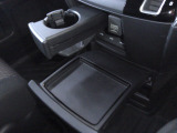運転席からも助手席からも使いやすい位置に引き出し式ドリンクホルダーとスマホなどを置けるトレイを配置。