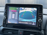 アラウンドビューモニターは、まるで上空から見たような映像で駐車をサポート!苦手な駐車も心強いですね!