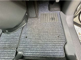 運転席フロアマットは使用感がありますが、破れ、ほつれはございません。